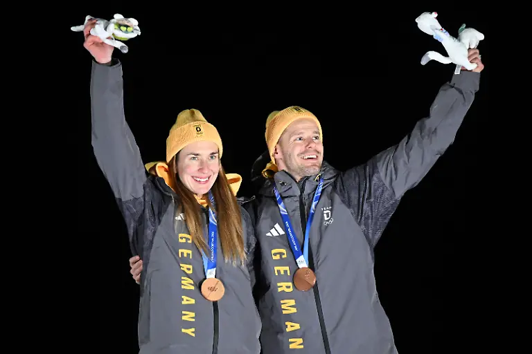 Olympia-Olympische-Winterspiele-Mailand-Cortina-2026-Skeleton-Team-Mixed-im-Cortina-Sliding-Centre-Jacqueline-Pfeifer-Deutschland-und-Christopher-Grotheer-Deutschland-bejubeln-bei-der-Siegerehrung-ihren-dritten-Platz