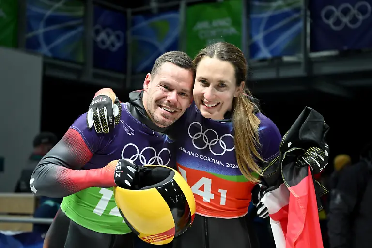 Olympia-Olympische-Winterspiele-Mailand-Cortina-2026-Skeleton-Team-Mixed-im-Cortina-Sliding-Centre-Jacqueline-Pfeifer-Deutschland-und-Christopher-Grotheer-Deutschland-jubeln-im-Ziel