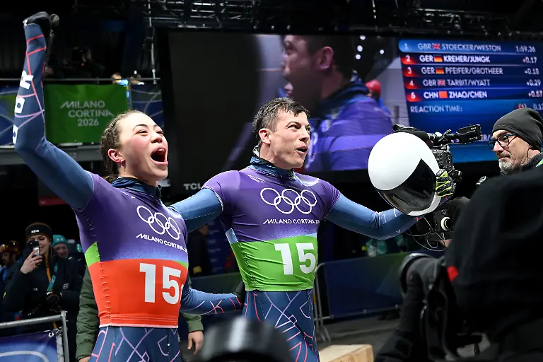 Olympia-Olympische-Winterspiele-Mailand-Cortina-2026-Skeleton-Team-Mixed-im-Cortina-Sliding-Centre-Tabitha-Stoecker-Grossbritannien-und-Matt-Weston-Grossbritannien-M-bejubeln-ihren-ersten-Platz