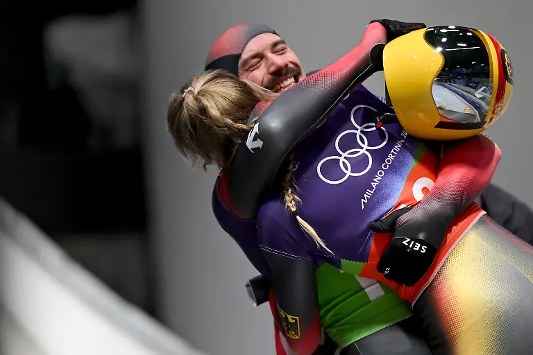 Olympia-Olympische-Winterspiele-Mailand-Cortina-2026-Skeleton-Team-Mixed-im-Cortina-Sliding-Centre-Susanne-Kreher-Deutschland-und-Axel-Jungk-Deutschland-jubeln-im-Ziel