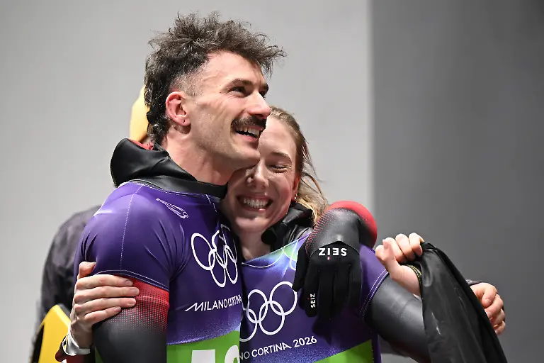 Olympia-Olympische-Winterspiele-Mailand-Cortina-2026-Skeleton-Team-Mixed-im-Cortina-Sliding-Centre-Susanne-Kreher-Deutschland-und-Axel-Jungk-Deutschland-jubeln-im-Ziel