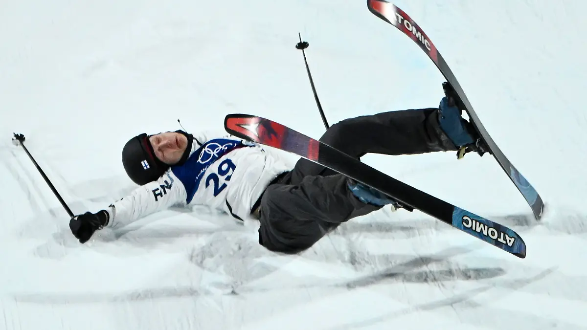 LIVIGNO-ITALIEN-20260215-Elias-Lajunen-Finland-kraschade-under-herrarnas-Freeski-big-air-kval-vid-OS-i-Livigno-Italien-Bilden-ingar-i-SPORTPAKET