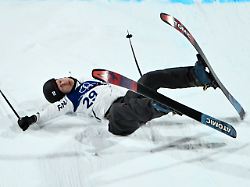 Finne bleibt regungslos liegen: Schlimmer Sturz von Ski-Freestyler versetzt Olympia einen Schock