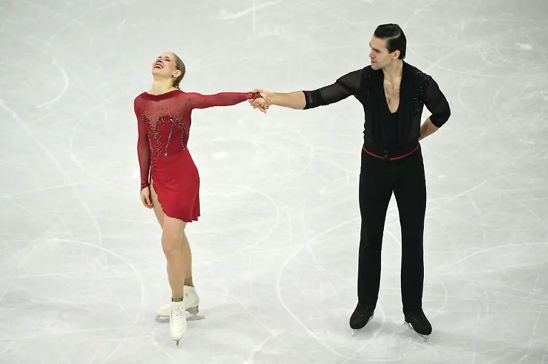 Starke-Vorstellung-Minerva-Hase-und-Nikita-Volodin-liegen-nach-dem-Kurzprogramm-in-Fuehrung