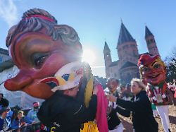 Rheinland-Pfalz & Saarland: Helau - Rosenmontagszug schlängelt sich durch Mainz