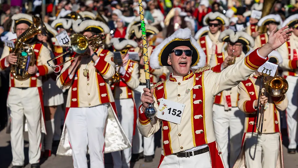 Hessens-groesster-Rosenmontagsumzug-in-Fulda-wird-in-diesem-Jahr-mit-mehr-als-4-200-aktiven-Teilnehmern-und-ueber-260-Zugnummern-durch-die-Innenstadt-ziehen