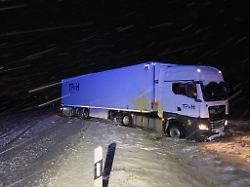 Rheinland-Pfalz & Saarland: Wegen Schneeglätte: Lkw blockiert Bundesstraße