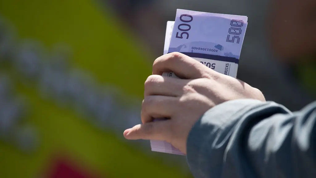 Realistische-Optik-Spiel-und-Filmgeld-kann-trotz-Kennzeichnung-im-Alltag-fuer-echtes-Geld-gehalten-werden