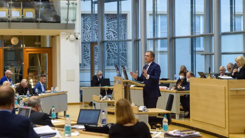 Marco-Tullner-CDU-spricht-im-Plenarsaal-des-Landtages-waehrend-einer-Sitzung