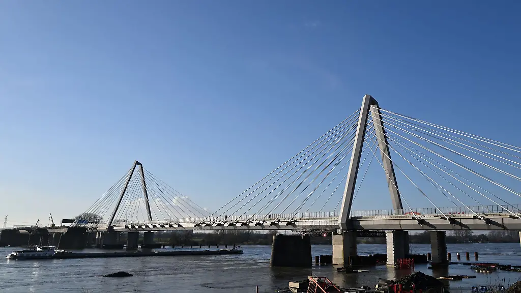 Die-Leverkusener-Rheinbruecke-ist-bis-auf-Weiteres-gesperrt-Herabfallende-Eisstuecke-hatten-zu-Unfaellen-gefuehrt