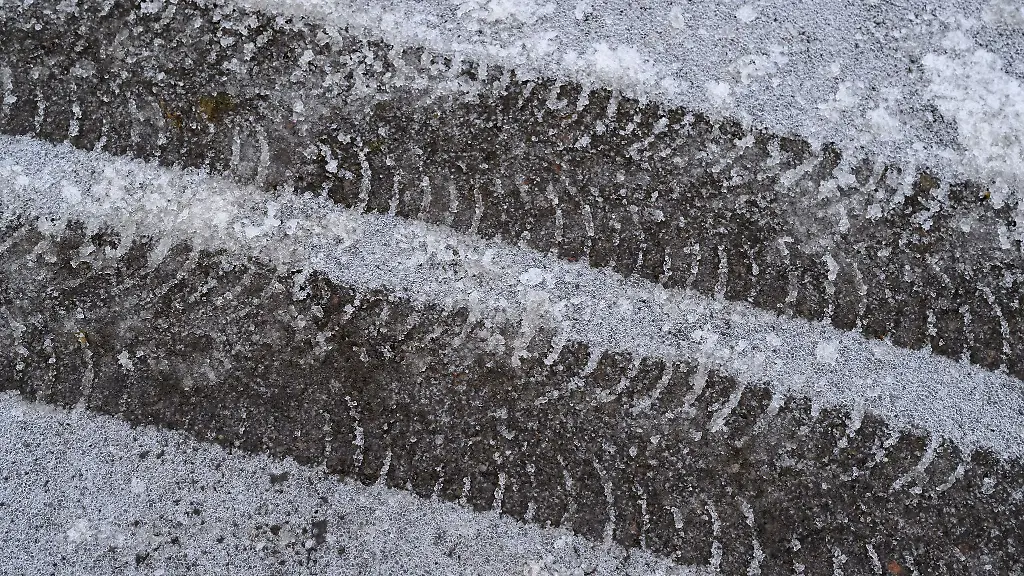 Einsetzender-Schneefall-am-Morgen-hat-zu-Unfaellen-im-Berufsverkehr-gefuehrt