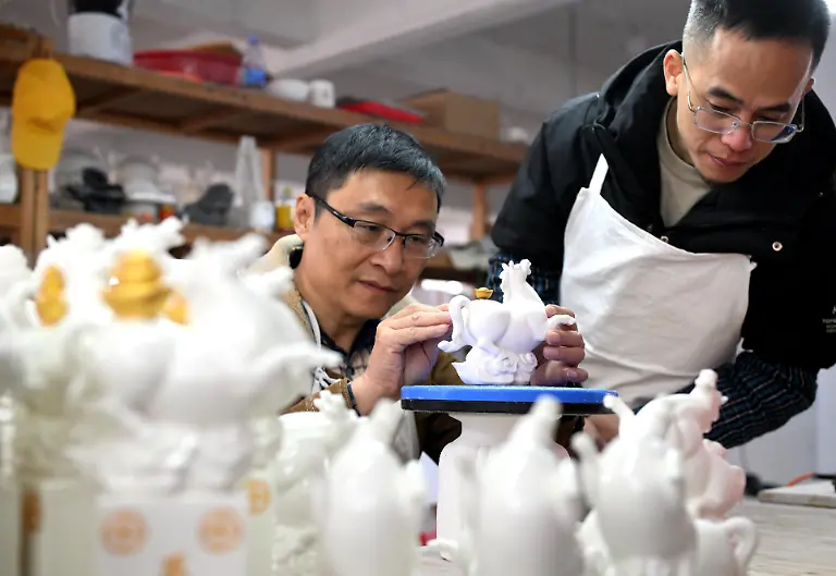 CHINESE-MAINLAND-HONG-KONG-MACAU-AND-TAIWAN-OUT-Craftsmen-create-zodiac-porcelain-in-Dehua-County-Quanzhou-City-southeast-China-s-Fujian-Province-23-January-2026