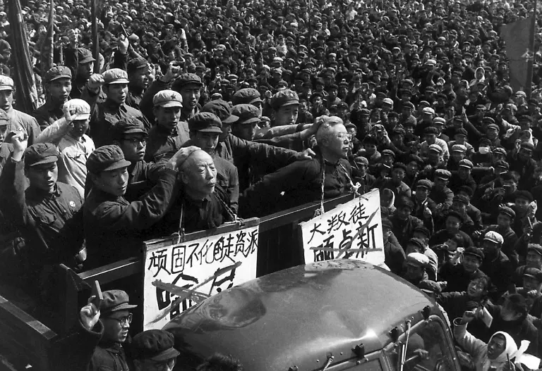 Die-Grosse-Proletarische-Kulturrevolution-allgemein-bekannt-als-Kulturrevolution-chinesisch-war-eine-sozio-politische-Bewegung-die-in-der-Volksrepublik-China-von-1966-bis-1976-stattfand-Sie-wurde-von-Mao-Zedong-dem-damaligen-Vorsitzenden-der-Kommunistischen-Partei-Chinas-ins-Leben-gerufen-und-hatte-zum-Ziel-den-Sozialismus-im-Land-durch-die-Beseitigung-kapitalistischer-traditioneller-und-kultureller-Elemente-aus-der-chinesischen-Gesellschaft-durchzusetzen-und-die-maoistische-Orthodoxie-innerhalb-der-Partei-durchzusetzen-Die-Revolution-bedeutete-die-Rueckkehr-Mao-Zedongs-in-eine-Position-der-politischen-Macht-nachdem-er-nach-dem-gescheiterten-Grossen-Sprung-nach-vorn-den-groessten-Teil-seines-politischen-Einflusses-verloren-hatte-Mit-Hilfe-seines-Namens-und-seiner-Glaubwuerdigkeit-nutzte-er-die-kontrollierte-Anarchie-der-Kulturrevolution-um-seine-innerparteilichen-Gegner-zu-beseitigen-vor-allem-den-chinesischen-Praesidenten-Liu-Shaoqi-Die-Bewegung-brachte-Chaos-mit-sich-da-sich-die-sozialen-Normen-weitgehend-aufloesten-und-die-zuvor-etablierten-politischen-Institutionen-auf-allen-Ebenen-der-Regierung-zerfielen-br-br-Die-Revolution-wurde-im-Mai-1966-eingeleitet