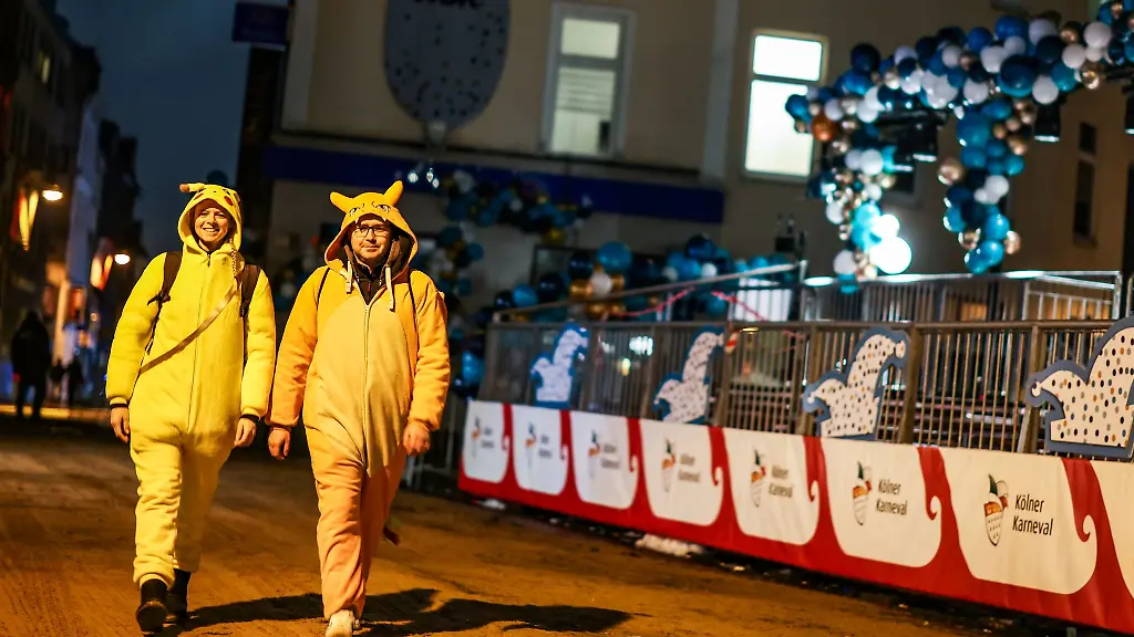 Die-ersten-jecken-Karnevalisten-versammeln-sich-in-Koeln