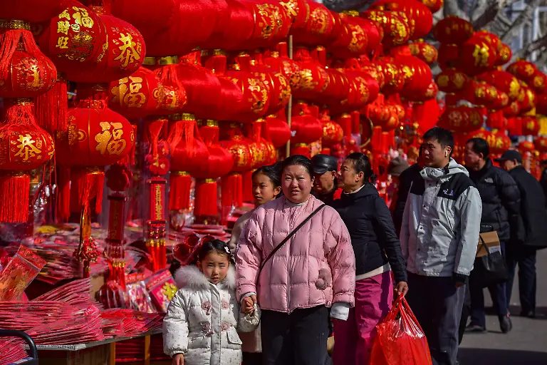 February-11-2026-Fuyang-City-Anhui-Province-China-A-woman-holding-a-little-girlas-hand-walks-among-the-crowd-at-the-Renmin-Road-Spring-Festival-Shopping-Market-surrounded-by-countless-red-festive-lanterns