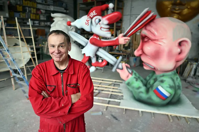 Jacques-Tilly-Wagenbauer-steht-vor-seinem-Putin-Motiv-fuer-den-Rosenmontagszug-Die-russische-Justiz-hatte-ein-umstrittenens-Strafverfahren-gegen-Tilly-eroeffnet-Laut-Gericht-muss-sich-der-Bildhauer-wegen-Verunglimpfung-der-russischen-Staatsorgane-verantworten-dazu-gehoere-neben-der-russischen-Armee-auch-Praesident-Wladimir-Putin