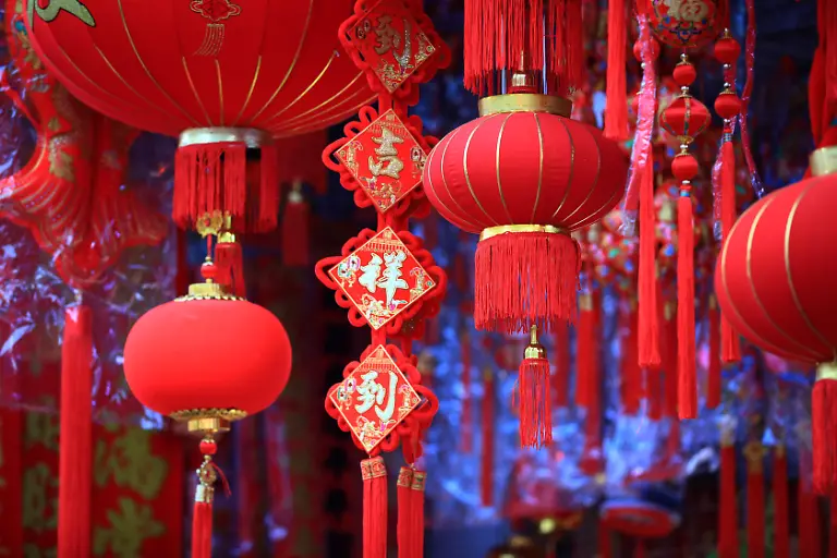 People-shop-for-Spring-Festival-decorations-in-Huai-an-City-east-China-s-Jiangsu-Province-2-February-2026