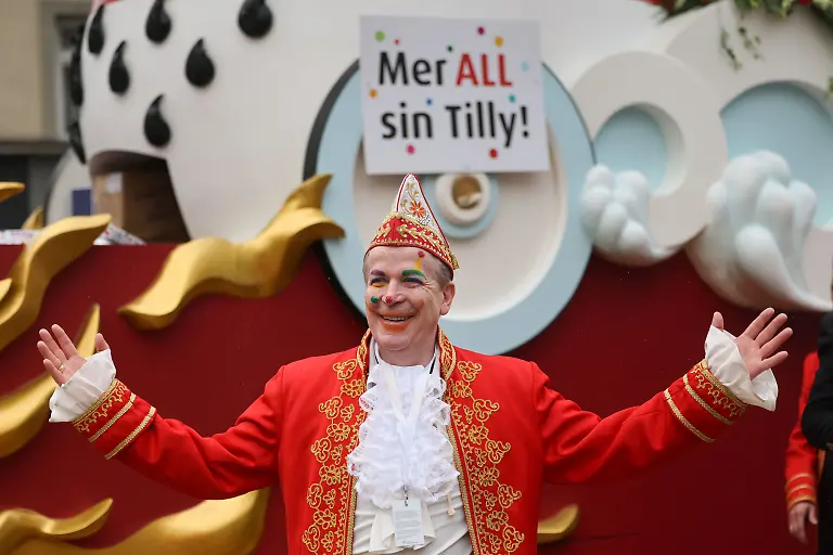 16-02-2026-Nordrhein-Westfalen-Koeln-Der-Vorstand-des-Festkomitees-Koelner-Karneval-Christoph-Kuckelkorn-posiert-vor-einem-Motivwagen-Der-Rosenmontag-am-Rhein-ist-der-Hoehepunkt-der-rheinischen-Karnevalssaison-mit-den-traditionellen-Umzuegen