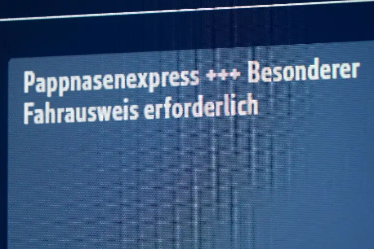 Anzeige-Abfahrt-des-auf-dem-Bahnsteig-ueber-100-Karnevals-Fasching-feiernde-Hamburger-sind-heute-morgen-gegen-05-13-Uhr-vom-Hamburger-Hauptbahnhof-mit-dem-Sonderzug-Pappnasenexpress-in-Richtung-Koeln-zum-Rosenmontagsumzug-gefahren-Koelle-Alaaf-am-Montag-16-02