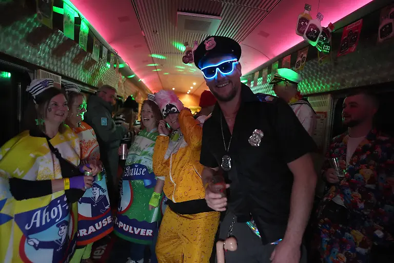 Verkleidete-Karnevalisten-feiern-im-Partyabteil-im-Pappnasen-Express-auf-der-Fahrt-von-Hamburg-nach-Koeln-Hunderte-Karnevalisten-reisen-wieder-mit-dem-Pappnasenexpress-zum-Rosenmontag-in-Koeln