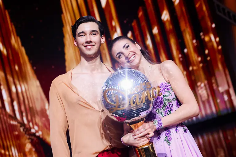 Diego-Pooth-Influencer-und-Ekaterina-Leonova-Profitaenzerin-freuen-sich-mit-dem-Pokal-ueber-den-Sieg-im-Finale-der-RTL-Tanzshow-Let-s-Dance-im-Coloneum