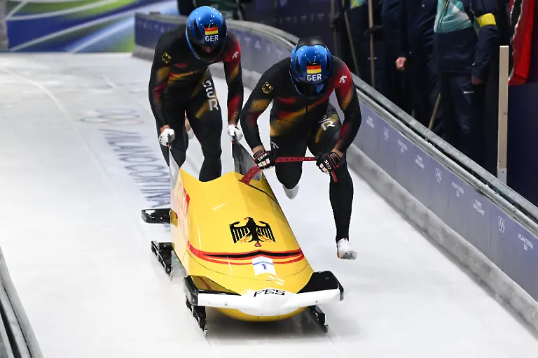 Olympia-Olympische-Winterspiele-Mailand-Cortina-2026-Bob-Zweierbob-Maenner-Durchgang-1-Cortina-Sliding-Centre-Johannes-Lochner-Pilot-und-Georg-Fleischhauer-Deutschland-starten-zu-ihrem-Lauf