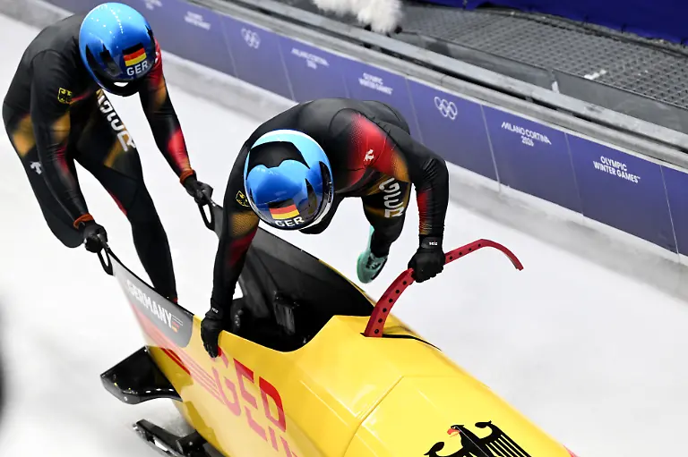 Olympia-Olympische-Winterspiele-Mailand-Cortina-2026-Bob-Zweierbob-Maenner-Durchgang-1-Cortina-Sliding-Centre-Adam-Ammour-Pilot-und-Alexander-Schaller-Deutschland-starten-zu-ihrem-Lauf