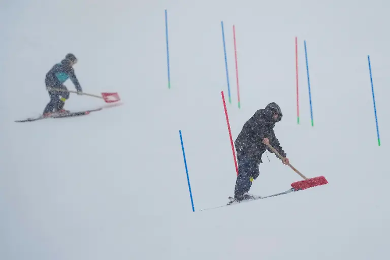 Winter-Olympics-in-Milan-Cortina-2026-Bormio-Italy-20260216-Prepairing-the-slope-during-the-men-s-slalom-in-Bormio-during-the-Winter-Olympics-in-Milan-Cortina-2026-Photo-Cornelius-Poppe-NTB-Bormio-Italy-EDITORIAL-USE-ONLY-RESTRICTED-USE-FOR-BETTING-COMPANIES-Ref-SPOaaYM3Tye3PM