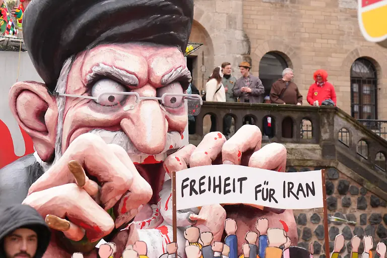 Mottowagen-und-Persiflagewagen-mit-Chomeini-beim-Rosenmontagszug-2026-durch-die-Koelner-Innenstadt-Koeln-16-02