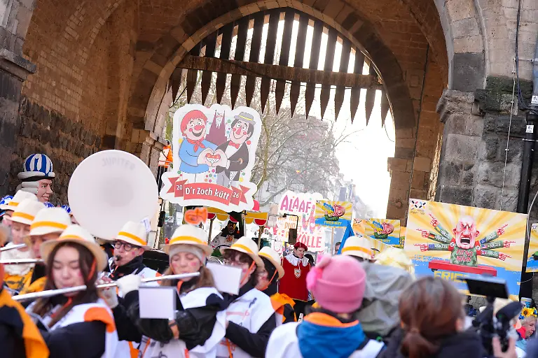 Eindruecke-und-Impressionen-Start-des-Rosenmontagszug-2026-durch-die-Koelner-Innenstadt-Koeln-16-02