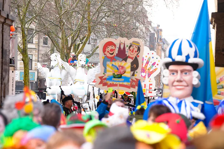 Eindruecke-und-Impressionen-Start-des-Rosenmontagszug-2026-durch-die-Koelner-Innenstadt-Koeln-16-02