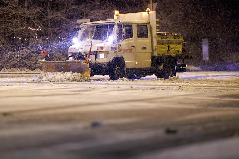 Impression-vom-abendlichen-Schneefall-in-NRW-bei-Koeln-Ein-Raeumfahrzeug-auf-der-Aachener-Strasse-In-Koeln-hat-am-fruehen-Abend-kraeftiger-Schneefall-eingesetzt-es-soll-die-ganze-Nacht-durchschneien-Konsequenzen-fuer-den-Rosenmontagszug-2026-sind-noch-nicht-absehbar-Themenbild-Symbolbild-Frechen-15-02