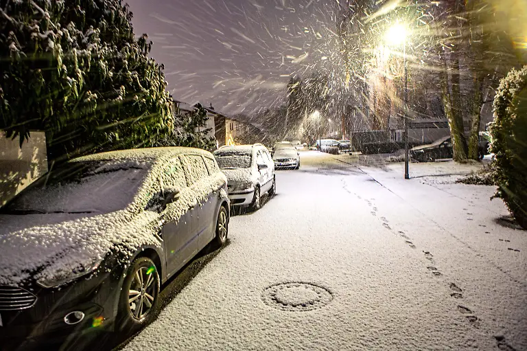 Am-Abend-des-Karnevalssonntag-setzte-vieleorts-in-Deutschland-bei-auffrischendem-Wind-wie-hie-rin-Koeln-Schneefall-ein-und-verwandelte-die-Landschaft-in-eine-weisse-Pracht