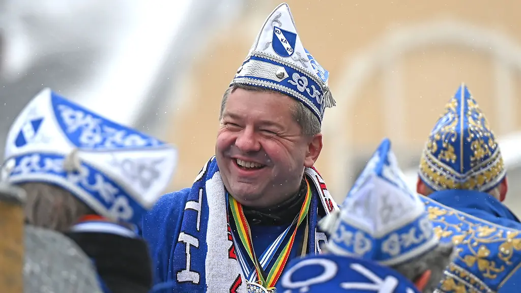 Ministerpraesident-Sven-Schulze-feiert-Karneval-in-Koethen