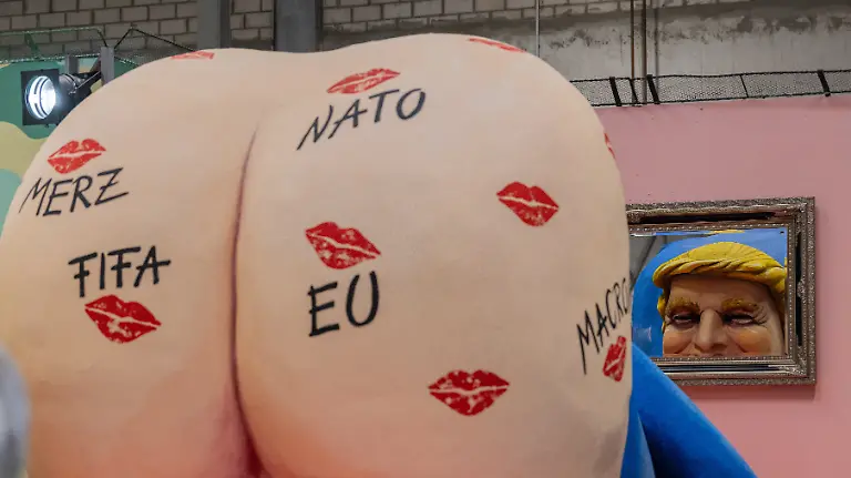 Ein-Motivwagen-fuer-den-Koelner-Rosenmontagszug-der-US-Praesident-Trump-mit-nacktem-Hintern-zeigt-wird-beim-Richtfest-in-der-Wagenbauhalle-praesentiert