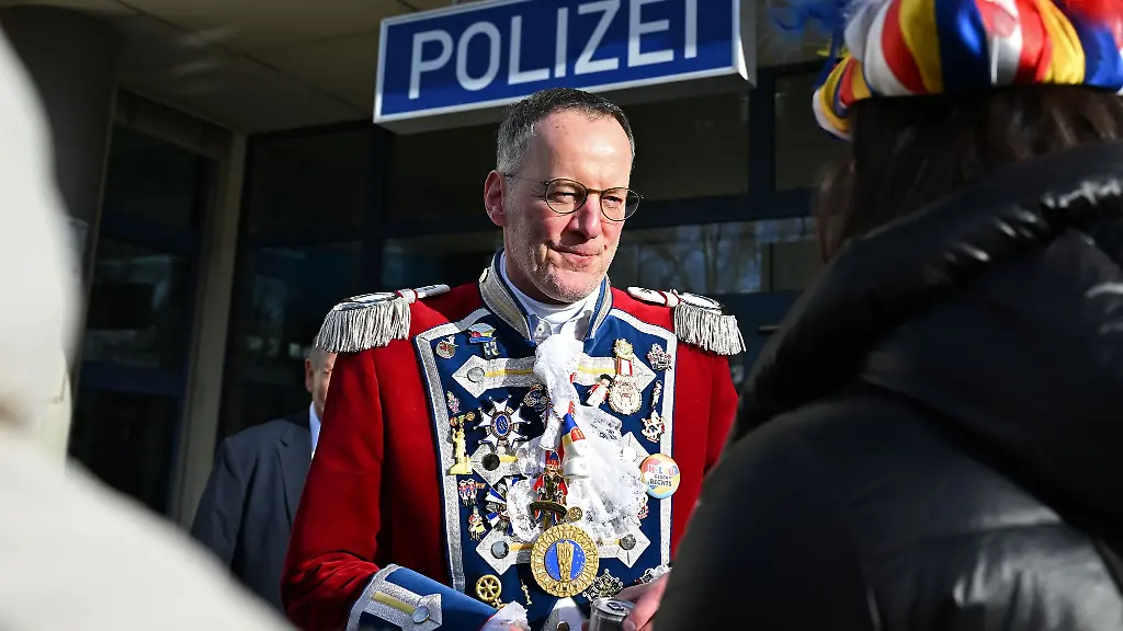 An-Rosenmontag-besucht-der-Innenminister-traditionell-in-Gardeuniform-das-Mainzer-Polizeipraesidium