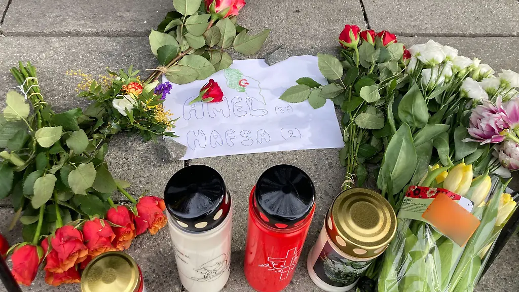 Zum-Jahrestag-wurde-vor-allem-der-beiden-Getoeteten-gedacht-eine-Mutter-mit-ihrer-kleinen-Tochter