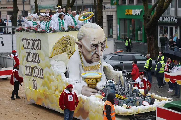 Ein-Mottowagen-mit-Konrad-Adenauer-faehrt-beim-Rosenmontagzug-Der-Rosenmontag-am-Rhein-ist-der-Hoehepunkt-der-rheinischen-Karnevalssaison-mit-den-traditionellen-Umzuegen