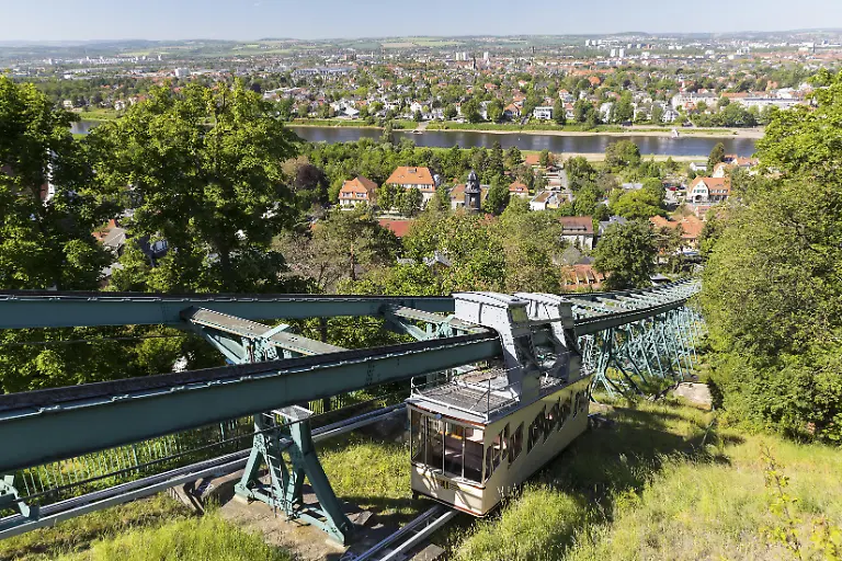 Schwebebahn-an-der-Bergstation-am-Loschwitzer-Elbhang-im-Hintergrund-die-Elbe-und-die-Loschwitzer-Kirche-Dresden-Sachsen-Deutschland-Europa