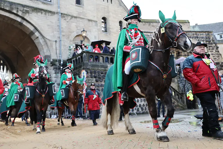 Reiter-der-Altstaedter-Koeln-1922-e-V-nehmen-am-Rosenmontagszug-in-Koeln-teil-Der-Rosenmontag-am-Rhein-ist-der-Hoehepunkt-der-rheinischen-Karnevalssaison-mit-den-traditionellen-Umzuegen