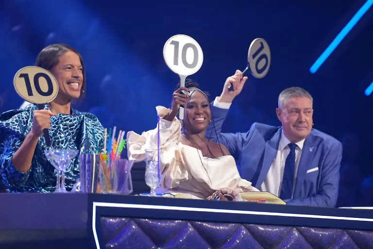 Die-Jury-mit-Jorge-Gonzalez-l-Motsi-Mabuse-und-Joachim-Llambi-vergibt-30-Punkte-an-Marie-Mouroum-und-Alexandru-Ionel-fuer-ihren-Slowfox