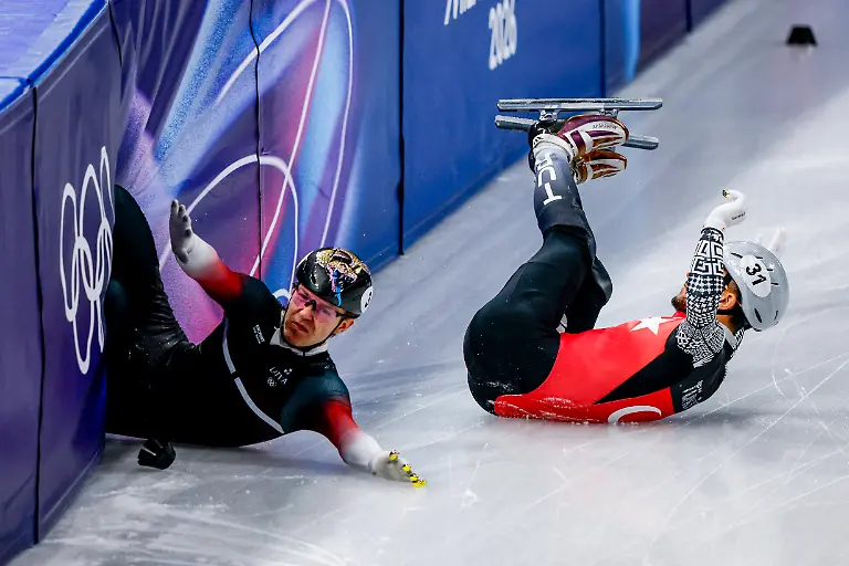 crash-Furkan-Akar-of-Turkiye-and-Reinis-Berzins-of-Latvia-Men-s-500m-Milano-Cortina-2026-Winter-Olympics-Day-10-Short-Track-Speed-skating-Eisschnelllauf-Milano-Cortina-2026-Winter-Olympics-Day-10-Milano-Speed-Skating-Stadium-February-16-2026-Milan-Italy