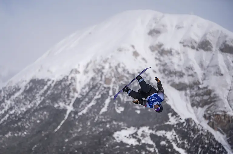 LIVIGNO-ITALY-FEBRUARY-15-Yang-Wenlong-of-Team-China-competes-in-the-Men-s-Snowboard-Slopestyle-Qualification-on-day-nine-of-the-Milano-Cortina-2026-Winter-Olympics-at-Livigno-Snow-Park-on-February-15-2026-in-Livigno-Italy