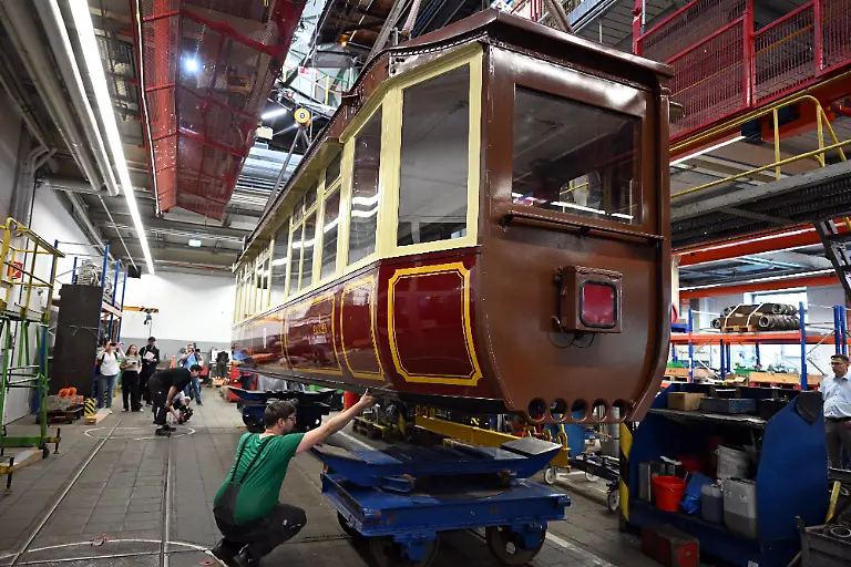 Der-hintere-Teil-des-Kaiserwagens-der-Schwebebahn-haengt-in-der-Schwebebahn-Werkstatt-am-Kran-Vor-125-Jahren-fuhren-Kaiser-Wilhelm-II-und-seine-Gemahlin-in-einem-schicken-Wagen-mit-der-Wuppertaler-Schwebebahn-Kuenftig-soll-der-sogenannte-Kaiserwagen-wieder-fuer-Sonderfahrten-unterwegs-sein