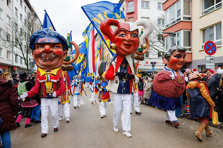 Puenktlich-um-11-11-Uhr-setzt-sich-der-Zug-in-Bewegung-Impressionen-vom-Rosenmontagsumzug-in-der-Mainzer-Innenstadt-Aktuelles-Zeitgeschehen-Rheinland-Pfalz-Rosenmontagszug-in-Mainz-am