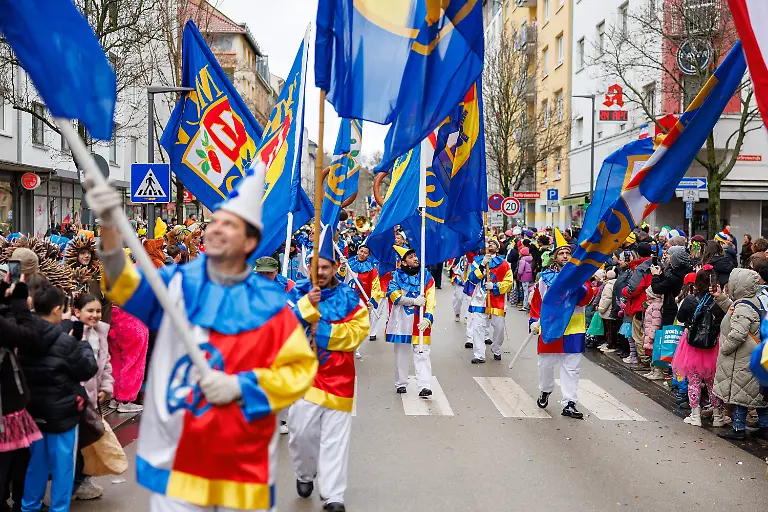 Puenktlich-um-11-11-Uhr-setzt-sich-der-Zug-in-Bewegung-Impressionen-vom-Rosenmontagsumzug-in-der-Mainzer-Innenstadt-Aktuelles-Zeitgeschehen-Rheinland-Pfalz-Rosenmontagszug-in-Mainz-am