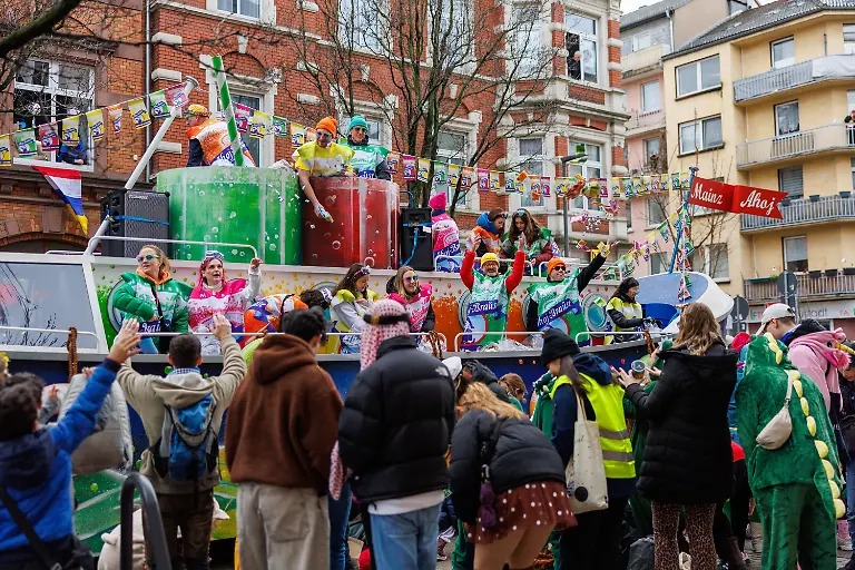 Von-einem-Wagen-werde-allerhand-Wurfmaterial-in-die-begeisterten-Zuschauer-spectators-geworfen-Impressionen-vom-Rosenmontagsumzug-in-der-Mainzer-Innenstadt-Aktuelles-Zeitgeschehen-Rheinland-Pfalz-Rosenmontagszug-in-Mainz-am