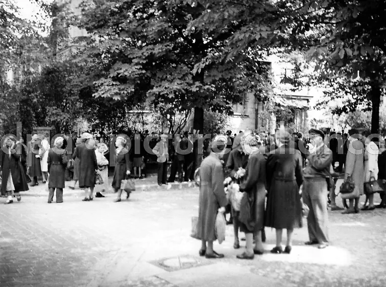 Schwarzer-Markt-1947-in-Berlin