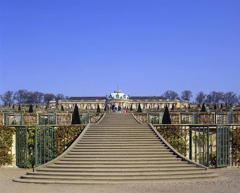 Geografie-BRD-Brandenburg-Potsdam-Schloss-Sanssouci-erbaut-von-Georg-Wenzel-von-Knobelsdorff-1745-1747-nach-Plaenen-von-Koenig-Friedrich-II