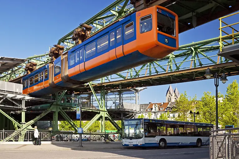 fahrende-Wuppertaler-Schwebebahn-an-der-Station-Oberbarmen-Deutschland-NRW-Bergisches-Land-Wuppertal-driving-Wuppertaler-Schwebebahn-at-station-Oberbarmen-Germany-North-Rhine-Westphalia-Bergisches-Land-Wuppertal